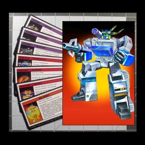 Puede incluir: Una ilustración de un robot blanco, azul y gris con una pistola, junto a una pila de cartas coleccionables. Las cartas presentan varios personajes Autobot y Decepticon con sus nombres y funciones.