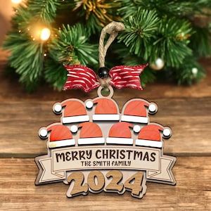 2024 Familie Weihnachtsmütze Weihnachtsverzierung SVG, Laser geschnitten Datei Personalisierte Familienname Dekorationen 2-12 Namen, 3D Holzverzierung SVG