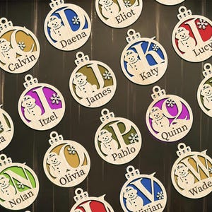 Kerstornament alfabet SVG, naam ornament lasergesneden, kerstbal monogram, woorden nieuwjaar boom, sneeuwpop Cricut, Merry Xmas SVG.