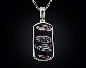 FORDITE: Colgante con placa de identificación de plata de ley con incrustaciones de fordita y diamante negro. Único en su clase. Motivo del mal de ojo.