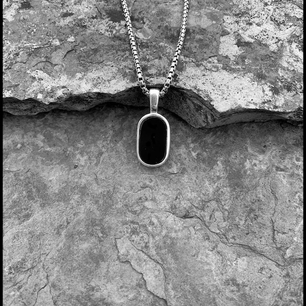 ONYX : pendentif ovale en argent sterling avec incrustation d'onyx noir. Absorbeur d'énergie négative. Pierre protectrice.