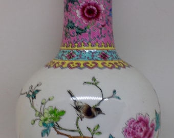 Jarrón Famille Rose Tianqiuping, decoración de peonías y ciruelos, China Jingdezhen