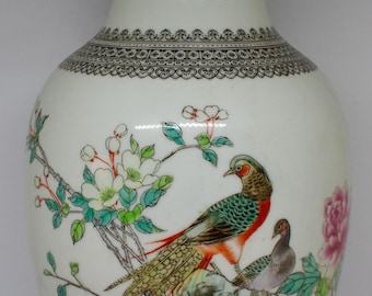Jarrón de porcelana de la República Popular China decorado con faisanes asiáticos, peonías, flores de prunus y bambú nudoso.