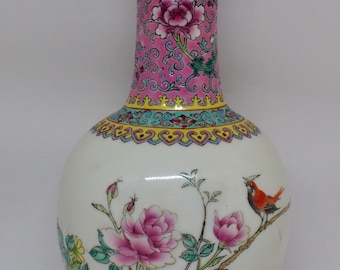 Un jarrón chino del siglo XX/República de la familia rosa "tianqiuping" decorado con un pájaro cantor posado en una rama de rosa en flor.