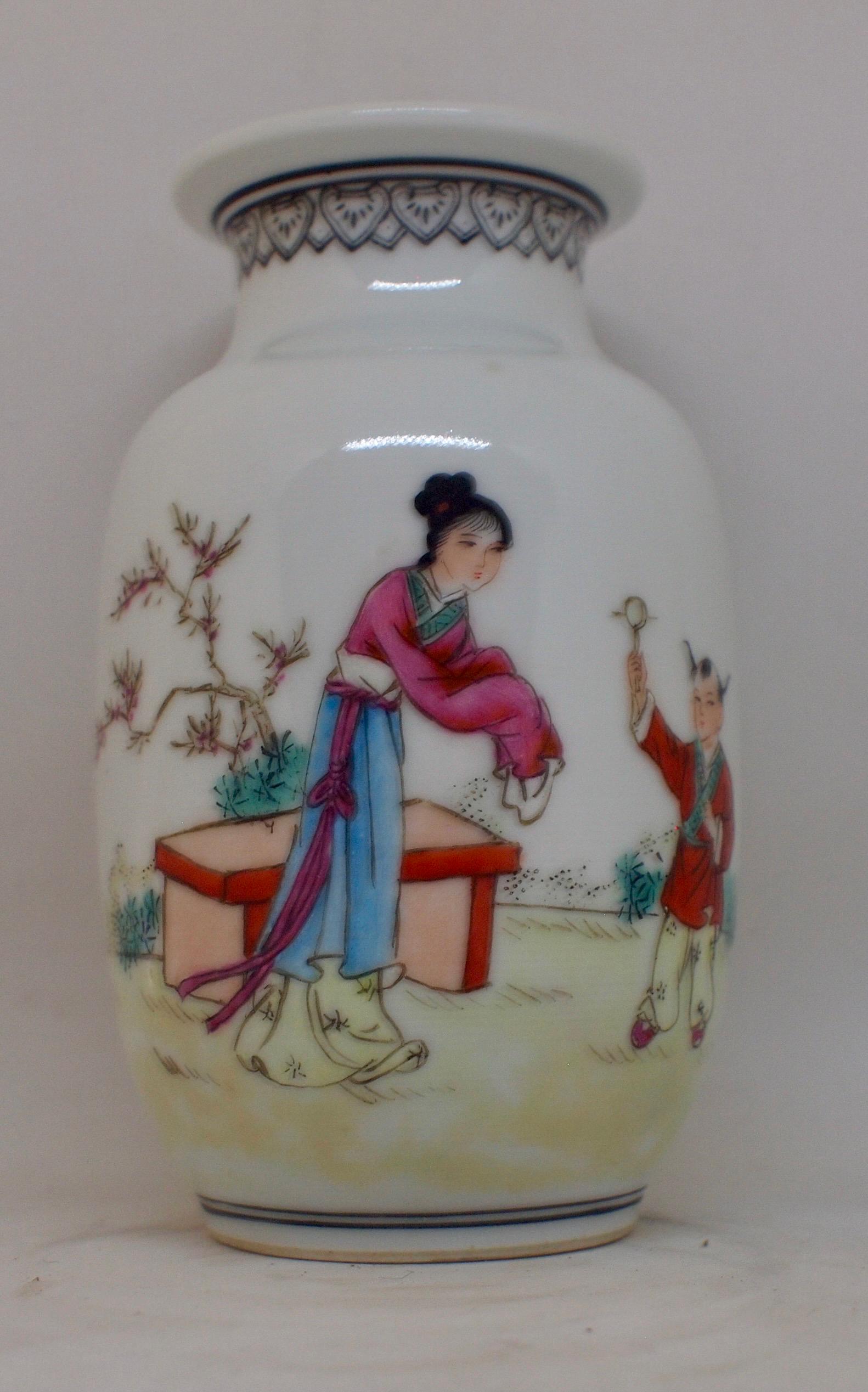 20世紀中国共和国庭園で母と息子が描かれたバラの花瓶。ビルボケの