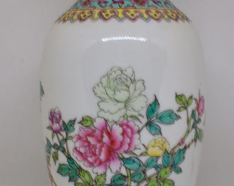 Jarrón chino Famille Rose, balaustre floral de peonías, República del siglo XX