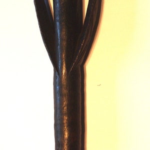 狩猟の合図や農業、儀式に使われる、擬人化された腰刀のスタイルで彫られたブワ笛（ムピル）。