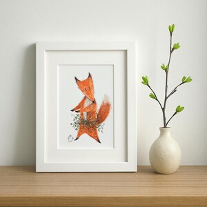 Il dono della foresta – Illustrazione originale di una volpe in acquerello e matita colorata / Arte degli animali del bosco