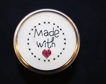 Tapa de punto de cruz con tarro de cristal - Hecho con amor