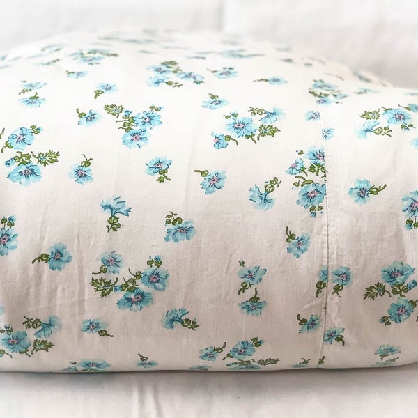 Cozy and Warm Vintage 1950s Homemade Duvet - Turquoise Wildflower Design - Vintage Bedding  - Vintage Floral Bedding - Shabby Chic Bedding