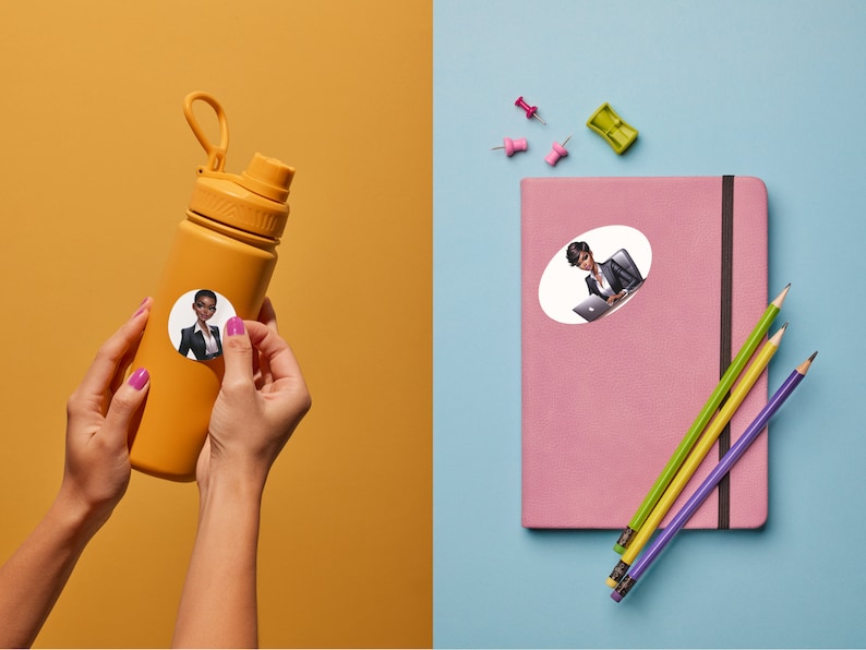 Op de afbeelding: Een gele waterfles met een zwart-witte sticker van een persoon die aan een laptop werkt. De sticker wordt op de fles geplakt. Een roze notitieboek met een vergelijkbare sticker ligt op een blauw oppervlak met drie potloden.