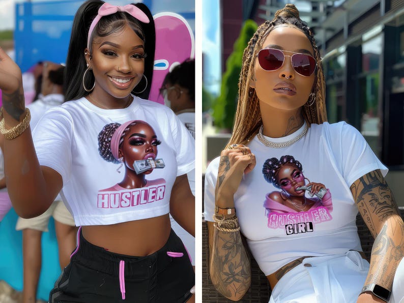 Op de afbeelding: Twee vrouwen dragen witte crop tops met een grafische print van een vrouw met geld in haar mond. De tekst op de shirts luidt "Hustler" en "Hustler Girl".