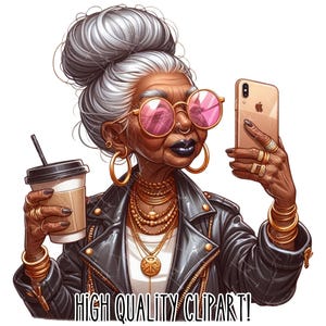 Pode incluir: Uma mulher com cabelo grisalho em um coque usa &oacute;culos de sol rosa e uma jaqueta de couro preta. Ela segura uma x&iacute;cara de caf&eacute; em uma m&atilde;o e um iPhone dourado na outra. Ela est&aacute; usando v&aacute;rios colares e pulseiras de ouro.
