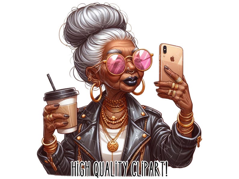 Pode incluir: Uma mulher com cabelo grisalho em um coque usa &oacute;culos de sol rosa e uma jaqueta de couro preta. Ela segura uma x&iacute;cara de caf&eacute; em uma m&atilde;o e um iPhone dourado na outra. Ela est&aacute; usando v&aacute;rios colares e pulseiras de ouro.