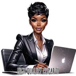 Op de afbeelding: Een digitale illustratie van een zwarte vrouw met kort zwart haar, die een zwart blazer en een wit overhemd draagt, zittend aan een bureau met een laptop en een pen in haar hand. De laptop heeft een zilveren afwerking en een Apple-logo.