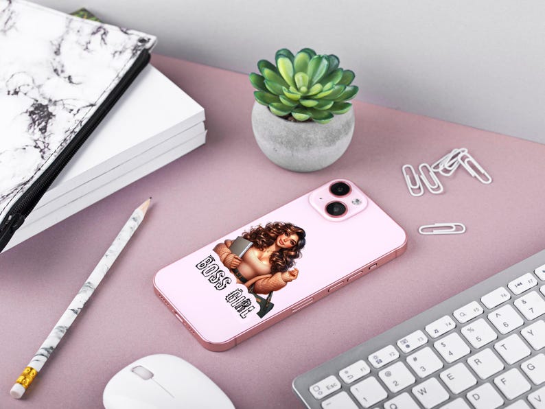 Pu&ograve; includere: Una custodia per telefono rosa con sfondo bianco e un'illustrazione di cartone animato di una donna con i capelli castani e una camicia rosa. Il testo "BOSS GIRL" &egrave; stampato in nero sulla custodia.