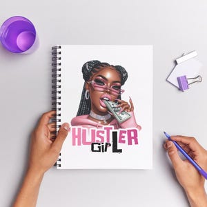 Op de afbeelding: Een wit spiraalnotitieblok met een kleurrijke illustratie van een vrouw die een roze zonnebril en een roze hoodie draagt. De vrouw houdt een stapel geld in haar mond. De tekst "Hustler Girl" is in roze en zwarte letters onder de illustratie gedrukt.