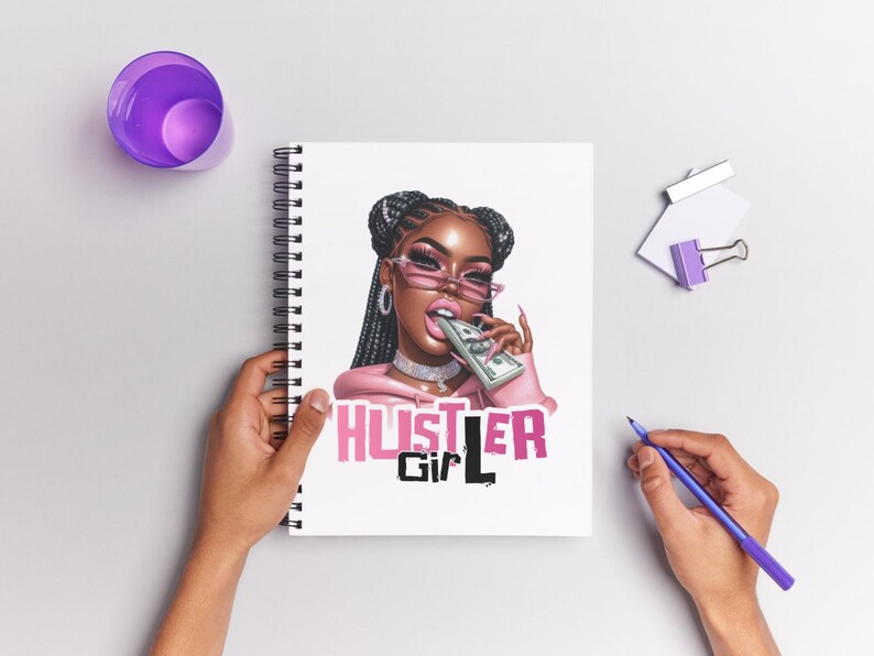 Op de afbeelding: Een wit spiraalnotitieblok met een kleurrijke illustratie van een vrouw die een roze zonnebril en een roze hoodie draagt. De vrouw houdt een stapel geld in haar mond. De tekst "Hustler Girl" is in roze en zwarte letters onder de illustratie gedrukt.