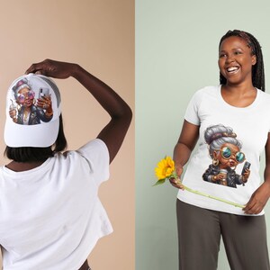 Pode incluir: Uma camiseta branca com uma ilustra&ccedil;&atilde;o de desenho animado de uma mulher usando &oacute;culos de sol e tirando uma selfie. A mulher tem cabelo grisalho e est&aacute; usando uma jaqueta de couro preta. A camiseta est&aacute; dispon&iacute;vel em uma variedade de tamanhos.