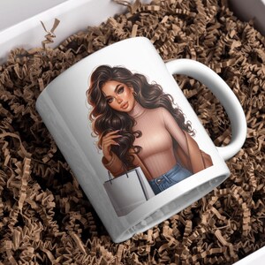 Pu&ograve; includere: Tazza in ceramica bianca con un'illustrazione colorata di una donna con lunghi capelli castani che indossa un maglione beige e jeans blu. Tiene una borsa della spesa bianca.