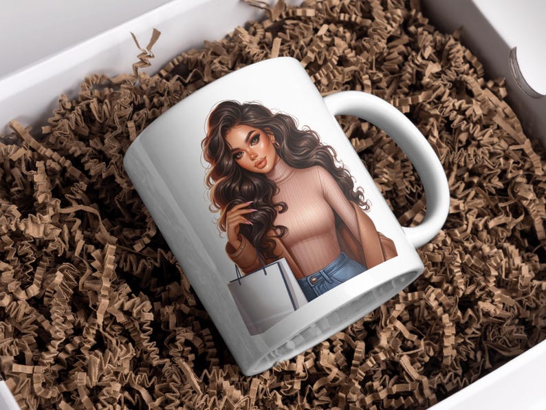 Pu&ograve; includere: Tazza in ceramica bianca con un'illustrazione colorata di una donna con lunghi capelli castani che indossa un maglione beige e jeans blu. Tiene una borsa della spesa bianca.