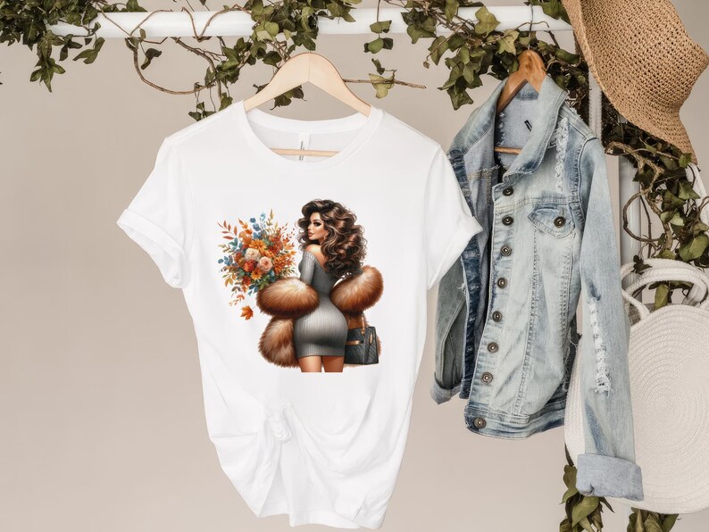 Pu&ograve; includere: Maglietta bianca con una grafica di una donna con pelliccia marrone e un mazzo di fiori.