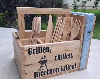 Grillbutler aus Holz - personalisiertes Grill Geschenk für Grillmeister und Männer, perfektes BBQ Zubehör, Organizer für Besteck und Soßen