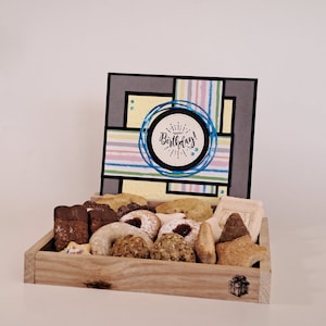 Holztablett mit Kartenhalter | Geschenkverpackung aus Holz | Mitbringsel Geburtstag Kleinigkeit | Geschenkbox mit Karte | Präsentkorb