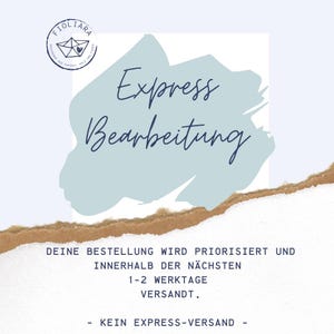 Könnte beinhalten: Eine blaue und weiße Grafik mit dem Text "Express Bearbeitung" in einer weißen Wolkenform. Der Text darunter lautet "DEINE BESTELLUNG WIRD PRIORISIERT UND INNERHALB DER NÄCHSTEN 1-2 WERKTAGE VERSANDT. - KEIN EXPRESS-VERSAND -"