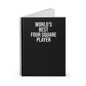 以下が含まれることがあります： 表紙の中央に白い文字で「WORLD'S BEST FOUR SQUARE PLAYER」と書かれた黒いスパイラルノート。ノートの左側には黒い金属製のスパイラル綴じがあり、上部には白い罫線入りのページが見えています。