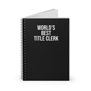 以下が含まれることがあります： 表紙に白い文字で「WORLD'S BEST TITLE CLERK」とプリントされた黒いスパイラル綴じのノート。ノートの左側には黒い金属製のスパイラル綴じがあり、表紙の上部からは白い罫線入りのページが見えています。