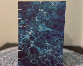 Handgemaakt koptisch notitieboek oceaan/waterlandschap: blanco, blauwgekleurde pagina's