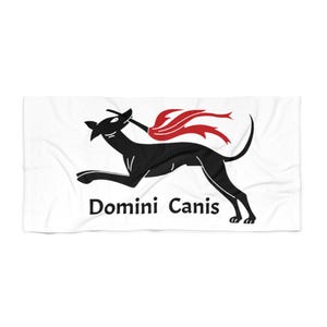 Puede incluir: Toalla de playa rectangular blanca con una silueta negra de perro y un diseño de llama roja. El texto "Domini Canis" está impreso en negro debajo. Un artículo decorativo para la playa o la piscina.