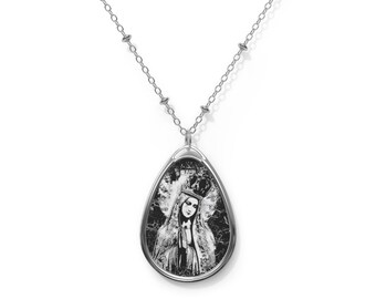 Può includere: Una collana con catena d'argento con un ciondolo a forma di lacrima che presenta un'immagine in bianco e nero della Vergine Maria. Il ciondolo ha un bordo d'argento.