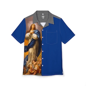 Può includere: Una camicia abbottonata a maniche corte blu e grigia con un dipinto di una donna in una veste blu e angeli sul lato sinistro della camicia.