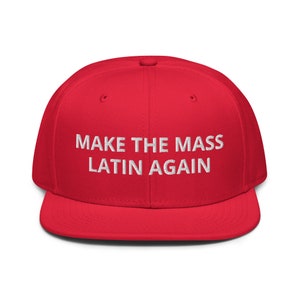Puede incluir: Gorra de béisbol roja con texto bordado en blanco que dice "Make the Mass Latin Again".