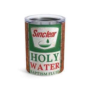 Puede incluir: Un vaso de acero inoxidable con un diseño vintage de estación de servicio Sinclair. El letrero dice "Sinclair Holy Water Baptism Fluid".
