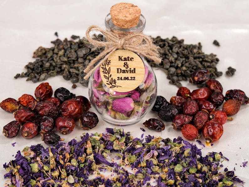Wedding Tea Favors For Guests, Rustic Wedding Favors, Herbal Tea Favors, Loose Leaf Tea, Tea Party Favor, Bridal Shower, Wedding Guest Gifts

Delight your guests with these charming Wedding Tea Favors — a perfect blend of elegance and nature. Each favor includes a clear glass jar filled with aromatic loose-leaf herbal tea, topped with a natural cork lid and adorned with a rustic twine bow and a personalized wooden tag.