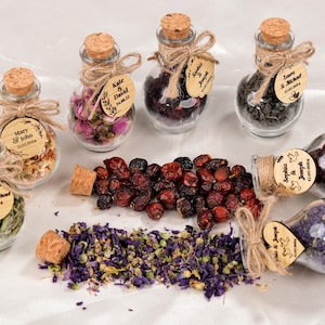 Wedding Tea Favors For Guests, Rustic Wedding Favors, Herbal Tea Favors, Loose Leaf Tea, Tea Party Favor, Bridal Shower, Wedding Guest Gifts

Delight your guests with these charming Wedding Tea Favors — a perfect blend of elegance and nature. Each favor includes a clear glass jar filled with aromatic loose-leaf herbal tea, topped with a natural cork lid and adorned with a rustic twine bow and a personalized wooden tag.