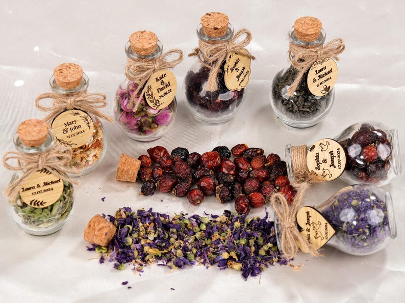 Wedding Tea Favors For Guests, Rustic Wedding Favors, Herbal Tea Favors, Loose Leaf Tea, Tea Party Favor, Bridal Shower, Wedding Guest Gifts

Delight your guests with these charming Wedding Tea Favors — a perfect blend of elegance and nature. Each favor includes a clear glass jar filled with aromatic loose-leaf herbal tea, topped with a natural cork lid and adorned with a rustic twine bow and a personalized wooden tag.