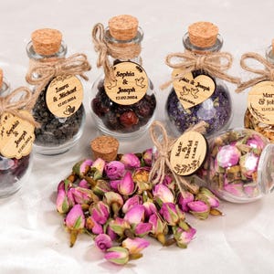 Wedding Tea Favors For Guests, Rustic Wedding Favors, Herbal Tea Favors, Loose Leaf Tea, Tea Party Favor, Bridal Shower, Wedding Guest Gifts

Delight your guests with these charming Wedding Tea Favors — a perfect blend of elegance and nature. Each favor includes a clear glass jar filled with aromatic loose-leaf herbal tea, topped with a natural cork lid and adorned with a rustic twine bow and a personalized wooden tag.