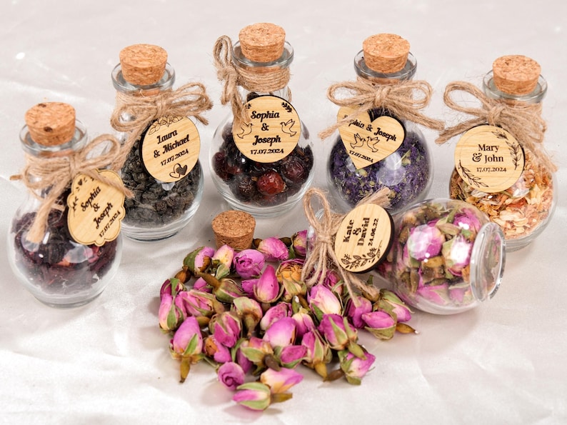 Wedding Tea Favors For Guests, Rustic Wedding Favors, Herbal Tea Favors, Loose Leaf Tea, Tea Party Favor, Bridal Shower, Wedding Guest Gifts

Delight your guests with these charming Wedding Tea Favors — a perfect blend of elegance and nature. Each favor includes a clear glass jar filled with aromatic loose-leaf herbal tea, topped with a natural cork lid and adorned with a rustic twine bow and a personalized wooden tag.
