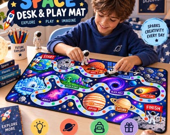 Peut inclure: Un tapis de bureau et de jeu rectangulaire sur le thème de l'espace, présentant un parcours de jeu coloré avec des illustrations de planètes, d'un trou noir et d'une comète. Le tapis inclut des étiquettes comme Terre, Mars, Jupiter et Saturne.