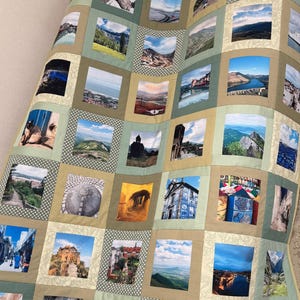 Op de afbeelding: Een patchwork quilt met talrijke vierkante panelen, elk met een andere landschapsfoto. Het ontwerp van de quilt bevat verschillende kleuren, waaronder groen, beige en wit, waardoor een visueel divers en gestructureerd uiterlijk ontstaat. De foto's tonen landschappen, gebouwen en natuurlijke scènes.
