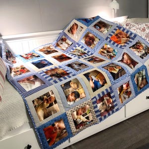 Puede incluir: Un edredón hecho a mano con un diseño de retazos con múltiples fotos de bebés. El edredón tiene una combinación de colores azul y blanco, con patrones de cuadros, rayas y lunares. Las fotos están enmarcadas con tela azul.