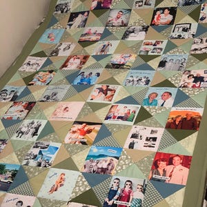 Könnte beinhalten: Eine handgefertigte Steppdecke mit einem Patchwork-Design mit Familienfotos. Die Steppdecke besteht aus quadratischen und dreieckigen Stoffstücken in Grün-, Blau- und Beigetönen. Einige Quadrate zeigen Familienfotos, mit einem grünen Rand.