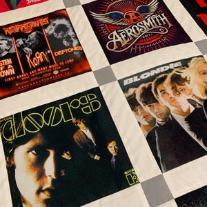 Può includere: Una trapunta fatta a mano con quadrati che presentano loghi di band e copertine di album. Le band includono Aerosmith, Blondie, The Doors e Korn. La trapunta ha uno sfondo bianco con bordi grigi e bianchi.
