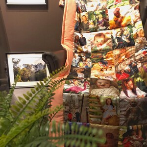 Op de afbeelding: Een gepersonaliseerde fotodeken met een patchwork-ontwerp van verschillende afbeeldingen. De deken toont een verscheidenheid aan foto's, met een perzikkleurige achterkant en rand. De deken is over een donkerbruine leren stoel gedrapeerd.