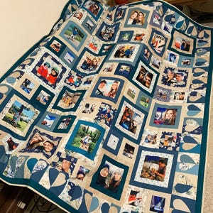 Puede incluir: Un edredón fotográfico personalizado con un diseño de patchwork, que muestra numerosas fotografías enmarcadas. El edredón presenta una variedad de imágenes en tonos de azul, beige y blanco, con un borde verde azulado oscuro y detalles en forma de corazón.