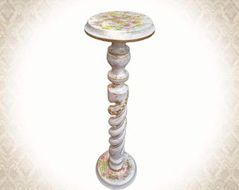 Mesa lateral alta de madeira com pedestal para plantas, decoração floral vintage, estilo francês.